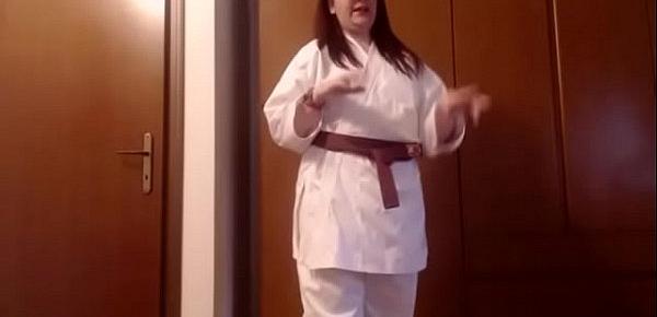 Sono la tua insegnante di Karate e voglio dominarti come un piccolo verme
